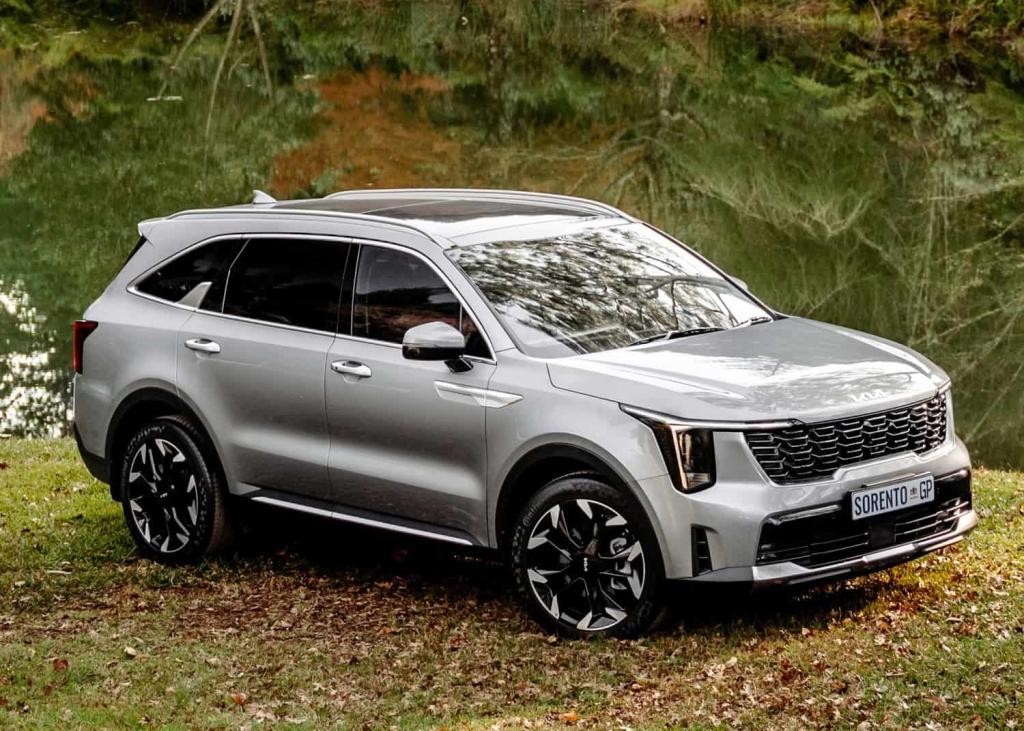 Suit straightened updated Kia Sorento officially priced
