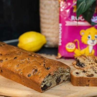 Treat the family with a freshly baked Laager Rooibos and berry loaf
