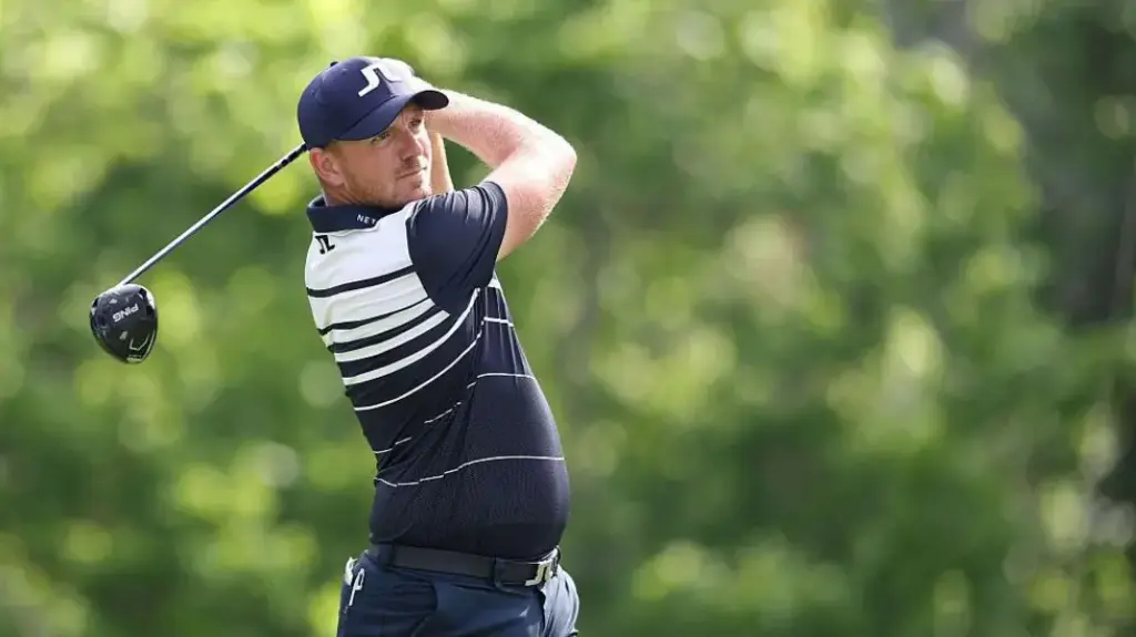 Wallace three shots off lead in Texas