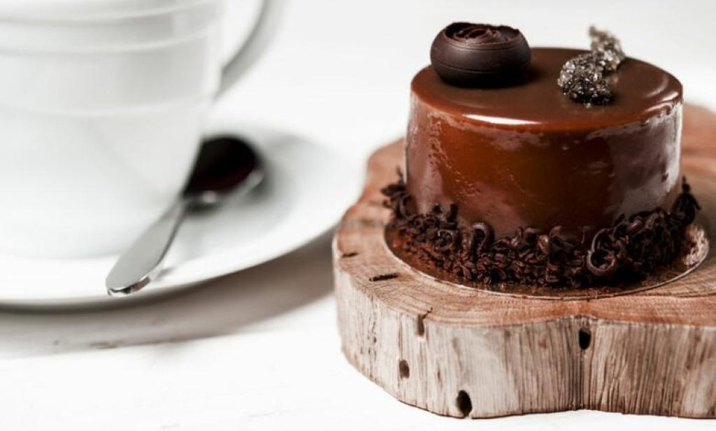 Mini chocolate mousse cakes with double cream