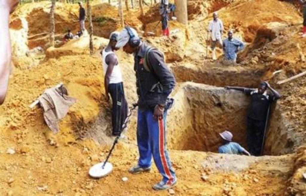 AFRICA/SOUTH AFRICA - The plight of illegal miners trapped in Stilfontein highlights inhumane exploitation.