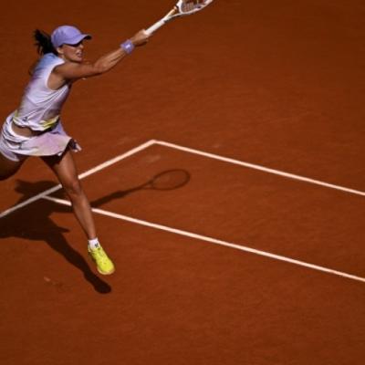 Swiatek sweeps past Raducanu into French Open third round